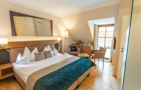 Doppelzimmer ZWEIGELT – mit Dachterrasse / 2. Stock – (c) Donauwirt Doppelzimmer ZWEIGELT - mit Dachterrasse / 2. Stock - (c) Donauwirt