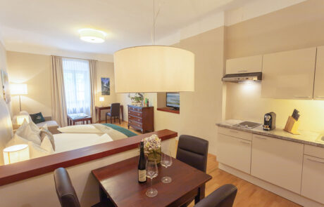 App. STEINFEDER / WohnSchlafzimmer – mit Garten&Donaublick / 1. Stock – (c) Donauwirt App. STEINFEDER / WohnSchlafzimmer - mit Garten&Donaublick / 1. Stock - (c) Donauwirt